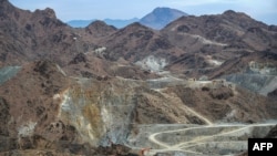 د افغانستان په ختیزو ولایتونو کې د یوشمېر قیمتي ډبرو کانونه دي. دا په ننګرهار کې د زرغون کاڼي یا یشم د کان یو انځور دی چې د ۲۰۲۵ز کال د جنورۍ پر ۱۸مه اخیستل شوی. 