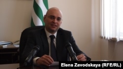 Аслан Басария выразил надежду на то, что созданные комиссии в ближайшее время начнут работать и их деятельность повлияет на ситуацию с долгами за электроснабжение