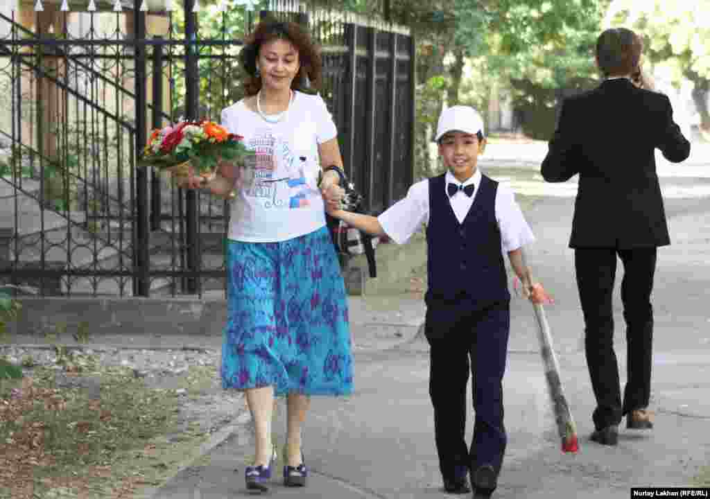 Строгий костюм этого алмаатинского школьника украсил галстук-"бабочка"