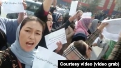 ارشیف، د کار او تعلیم د حق د ترلاسه کولو لپاره کابل کې د ښځو لاریون