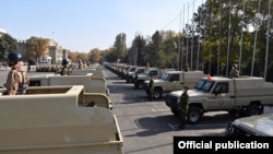 Чек ара кызматына тапшырылган аскердик техникалар. Бишкек, Кыргызстан. 21-октябрь, 2021-жыл.