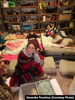 Вероника Першина в подвале дома в Буче в начале войны.