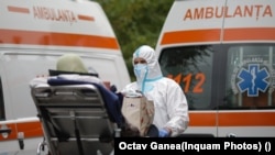 Амбулантни возила чекаат пред Универзитетската болница во Букурешт да хоспитализираат пациенти
