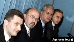 Mircea Geoană (primul din dreapta) în decembrie 2004, negociind cu alți politicieni formarea unui nou guvern.