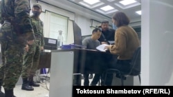 Равшан Джеенбеков в ЦИК. 12 октября 2021 года. 