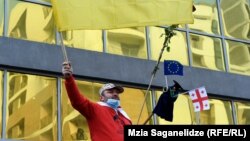 აქტივისტი ბესიკ თამლიანი საქართველოს მესამე პრეზიდენტის, მიხეილ სააკაშვილის სასამართლო პროცესის პარალელურად გამართულ აქციაზე