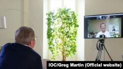 Președintele Comitetului Olimpic, Thomas Bach, a susținut un apel video cu Peng Shuai în 21 noiembrie. Acesta l-a acuzat online pe Peng Shuai, fostul vicepremier al Chinei, de agresiuni sexuale. Postarea de pe platforma Weibo a fost ștearsă la câteva minute de la publicare.