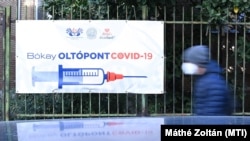 Policy Solutions: A magyarok nem akarnak kötelező védőoltást, és kevesebben vennék fel a harmadik, emlékeztető oltást is