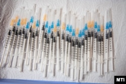 Oltáshoz előkészített, a német–amerikai fejlesztésű Pfizer–BioNTech koronavírus elleni oltóanyag, a Comirnaty vakcinával töltött fecskendők az orosházi Dr. László Elek Kórház és Rendelőintézetben kialakított oltóponton 2021. november 25-én