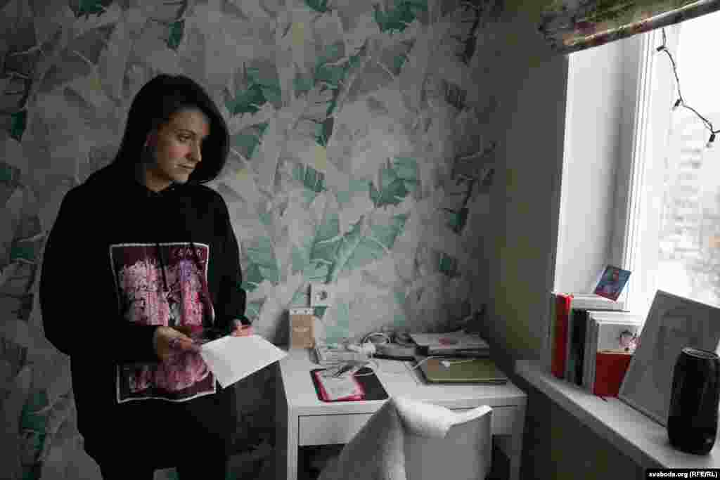 Баранавічы. Дар'я Лосік глязіць на партрэт Ігара, нарысаваны ягоным сукамэрнікам &nbsp;