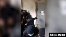 Сот аткаруучулар үйдүн эшигин бузуп жаткан учур. Ош шаары, 6-октябрь, 2021-жыл.  