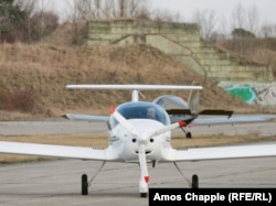 Пилот се насочва към пистата във военновъздушната база „Миловице“, март 2025 г.