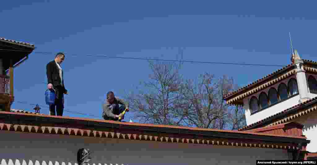 İşçiler Lenina soqağındaki qavehaneniñ damını tamir eteler