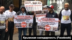 Акція підтримки кримських татар, засуджених за першою бахчисарайською «справою Хізб ут-Тахрір» біля будівлі Верховного суду Росії. Москва, 11 липня 2019 року