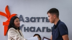 "Эркин Европа/Азаттык" радиосунун кыргыз кызматынын директору Венера Жуматаева сынактын жеңүүчүлөрүнө сыйлык тапшырууда.&nbsp;