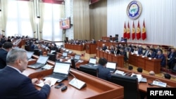 Өкмөттүн Жогорку Кеңеште отчет берип жаткан учуру. 