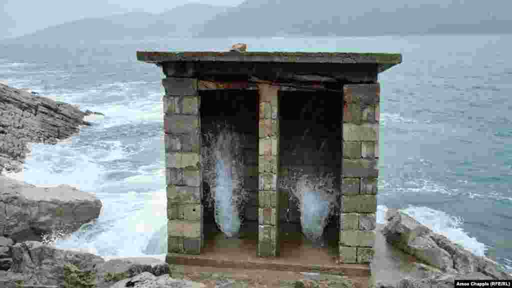 Черногориядагы Которская булуңдагы көл жээгиндеги ажаткана. Ноябрь, 2022-жыл. (Амос Чаппл) "Югославиялык деңиз флотунун ажатканасынын бул сүрөтү Реддит социалдык платформасынын колдонуучуларынын арасында чоң талкууга жем таштады. Алар мындай ажаткананын жакшы жана жаман жактарын кызуу талкуулашты. Сибирдеги коомдук ажатканалардын үрөй учурган сүрөттөрүн жарыялап жүргөн&nbsp;Инстаграмдагы сибирдик активист бул сүрөттү жарыялап, "Муну өзүн-өзү тазалоо дейт, мен чечим таптым!" деп жазды", - деп эскерет сүрөттүн автору Амос Чаппл.&nbsp; &nbsp;