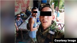 Аскар Кубанычбек уулу (на переднем плане). Фото распростраено ГКНБ.