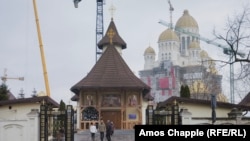 Куполите на храма са позлатени