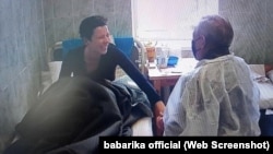 Марыя Калесьнікава ў палаце сустрэлася з бацькам Аляксандрам. Скрыншот зь відэа праўладных тэлеграм-каналаў, якое, магчыма, было зроблена бязь ведама Калесьнікавых. 5 сьнежня 2022