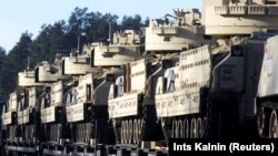 Илустрација - Дел од пакетот помош се и оклопните возила од типот Бредли