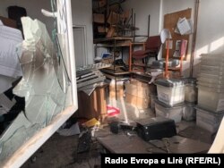 Demolirana kancelarija CIK-a u Severnoj Mitrovici. 7. decembra 2022. godine.