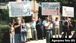 Demonstrație în fața Consulatului German din Timișoara pentru acces fără vize în spațiul Schengen. „Și noi suntem în Europa” scrie pe una dintre pancarte. Fotografie din 28 iunie 2001, Agerpres.