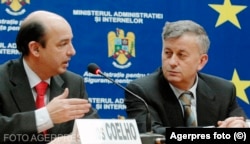 Raportorul Parlamentului European pentru România și Bulgaria, Carlos Coelho (stânga), și chestor sef de politie Marian Tutilescu (dreapta), seful Departamentului Schengen din Ministerul Administratiei si Internelor, sustin o conferinta comună de presă privind problematica Schengen.