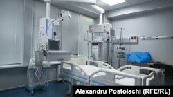 Profesorul universitar și epidemiologul Viorel Prisăcari spune că apariția infecțiilor depinde de mai mulți factori, inclusiv de vârsta și sexul pacientului. 