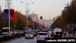 Pamje e një rruge në kryeqytetin e Shqipërisë, Tiranë.