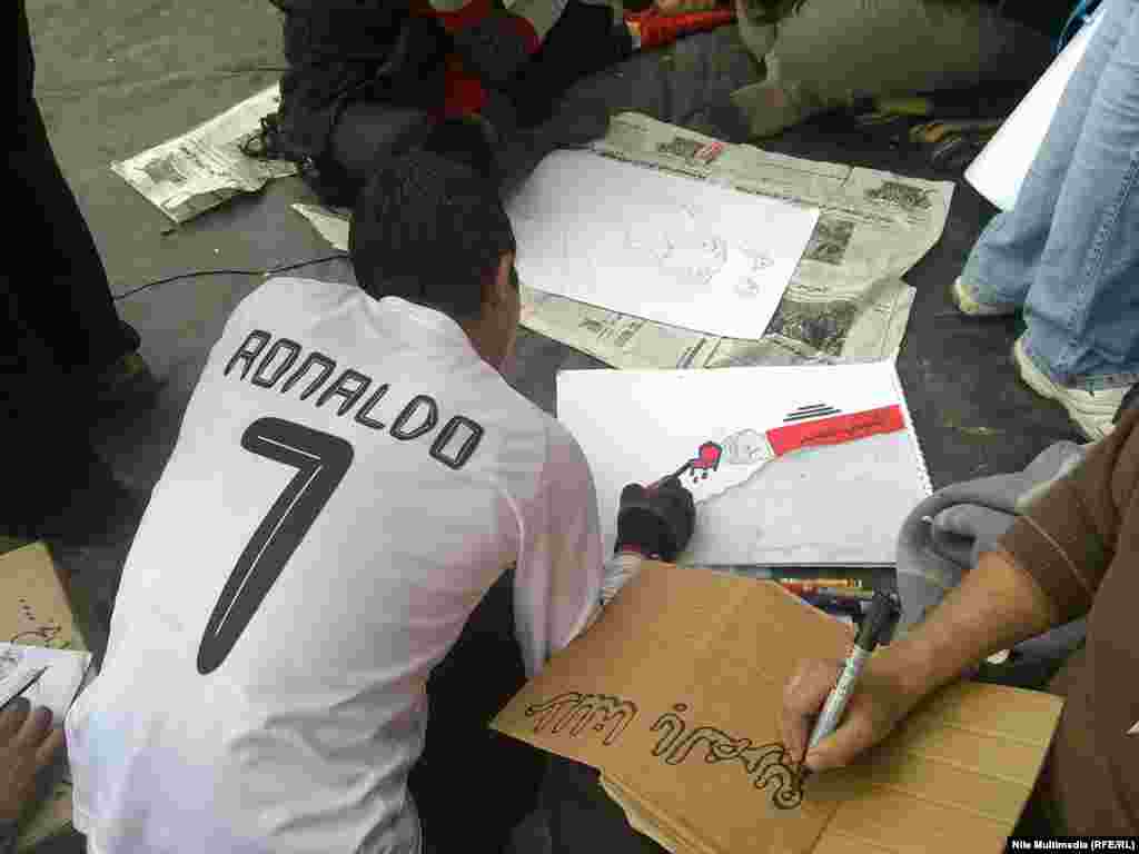 Молодые египетские карикатуристы на площади Тахрир