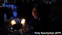 Бариста у львівській кав’ярні під час вимушеного вимкнення електропостачання, 11 жовтня