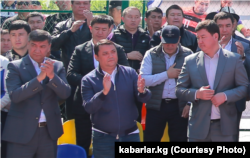 Большинство присутствовавших на организованном Матраимовыми мероприятии 1 мая 2019 года в Кара-Сууйском районе ‒ кандидаты в депутаты парламента от «Мекеним Кыргызстан».