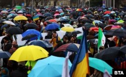 Хора на пл. "Св. Александър Невски" преди началото на шествието