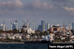 Судно Nord Vind под флагом Барбадоса, прибывающее из Украины с зерном, стоит на якоре для досмотра в Стамбуле. 11 октября 2022 года