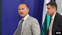 Служебните министри на енергетиката и на икономиката и индустрията Росен Христов и Никола Стоянов.