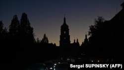 Электр энергиясын берген ишканаларга урулган соккулардан улам Украинада жарык үнөмдөлүүдө. 