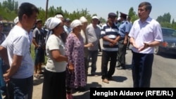 Аким Кадамжайского района Акрам Мадымаров встречается с близкими убитого пограничниками РУз Бакыта Тагаева. 20 июня 2013 года.