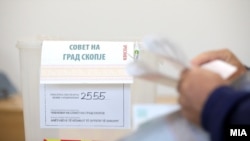 Kryetari i Komisionit Shtetëror të Zgjedhjeve (KSHZ), Aleksandar Dashtevski tha se deri në orën 18.30 në votime kanë dalë 48.48 për qind e qytetarëve.