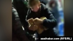 Ребенок несет купленный в государственном магазине хлеб. Ашхабад, ноябрь, 2021 (иллюстративное фото)  