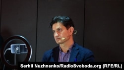 Seitablayev 2014 senesinden soñ Qırımda faal ve jurnalistlerniñ taqip etilüvi aqqında ikâye etken "Qırım, saba 5-te" vesiqalı performansı vaqtında. 2021 senesi noyabrniñ 2-si, Kyiv