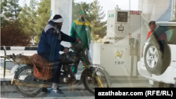 Illýustrasiýa suraty. Arhiwden alyndy. Bäherden etrabynda bir ýangyç bekedi. 