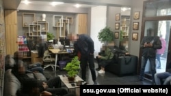 Під час обшуків у Києві та Дніпрі вилучили комп’ютери, засоби зв’язку та електронні носії, документи, печатки компаній та готівку