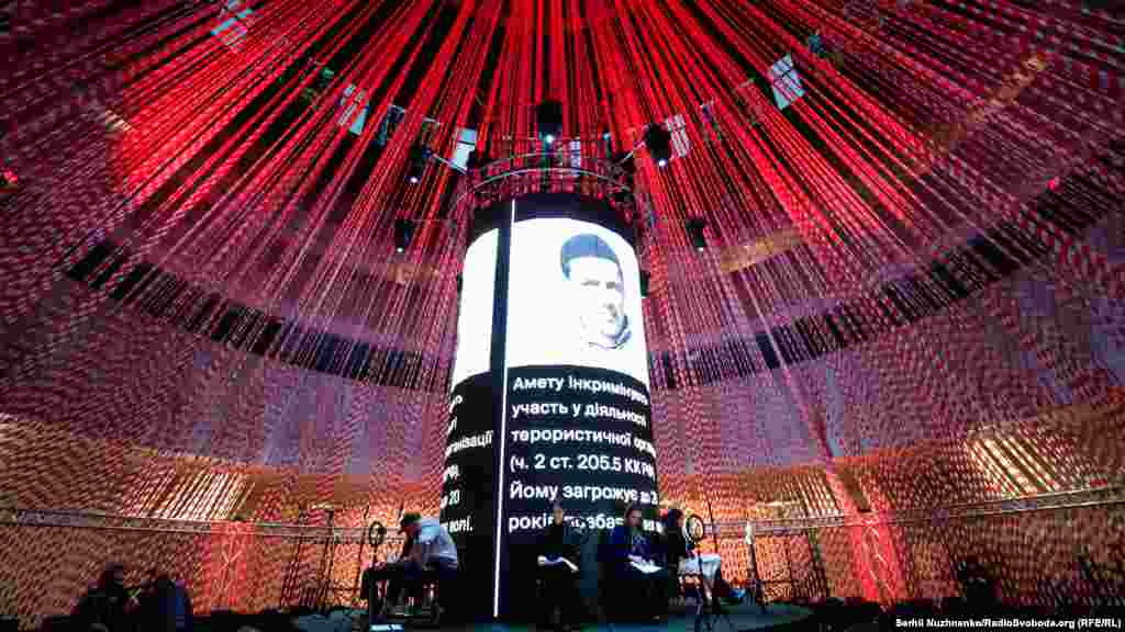 Як повідомили організатори заходу, під час перформансу глядач поступово знайомитиметься із сім'ями героїв, їхніми очікуваннями та страхами, з усім, з чим їм довелося зіткнутися у період з 2014 до 2021 року в процесі переслідування кримськотатарської інтелігенції та активних громадських діячів об'єднання &laquo;Кримська солідарність&raquo;