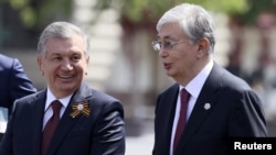 Президент Узбекистана Шавкат Мирзиеев (слева) и президент Казахстана Касым-Жомарт Токаев на параде в честь 75-летия победы во Второй мировой войне. Москва, 9 мая 2020 года