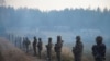 Soldați polonezi în apropierea punctului de trecere a frontierei polono-belaruse din Kuznica, estul Poloniei