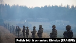 Soldați polonezi în apropierea punctului de trecere a frontierei polono-belaruse din Kuznica, estul Poloniei