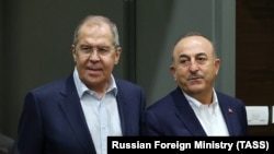 Министры иностранных дел России и Турции - Сергей Лавров (слева) и Мевлют Чавушоглу 