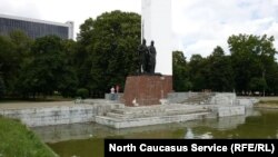 Памятник "Навеки с Россией" в Майкопе 