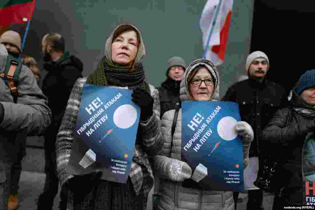 Беларускі зь плякатамі «Не — гібрыдным атакам на Літву!»